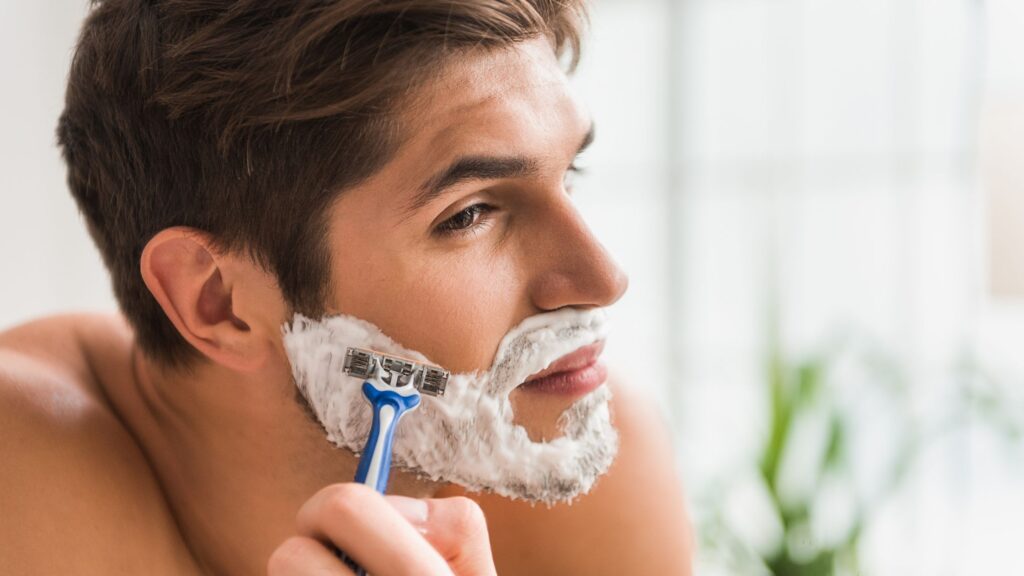 Per la rasatura, meglio utilizzare una crema da barba perchè non danneggia la pelle e la protegge, riducendo così il rischio di irritazione.