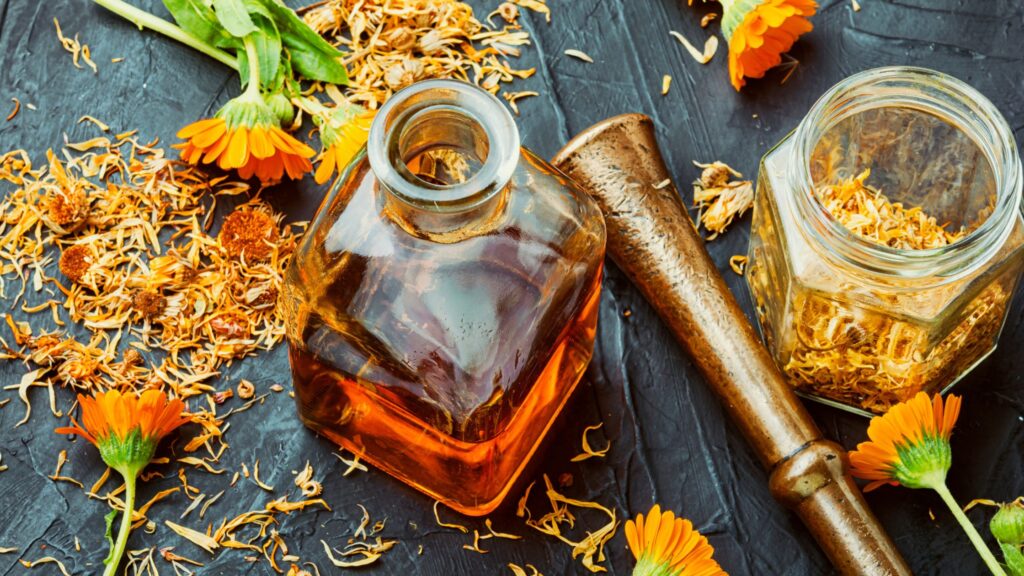 la calendula presenta tantissime proprietà benefiche: ha effetto antisettico, antinfiammatorio e cicatrizzante, riduce la pressione arteriosa, regolarizza il flusso mestruale, ed è un ottimo decongestionante, rinfrescante ed emolliente.