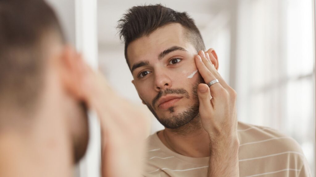 La beauty routine maschile non termina con il dopobarba, ma prosegue con l'emulsione idratante e protettiva.