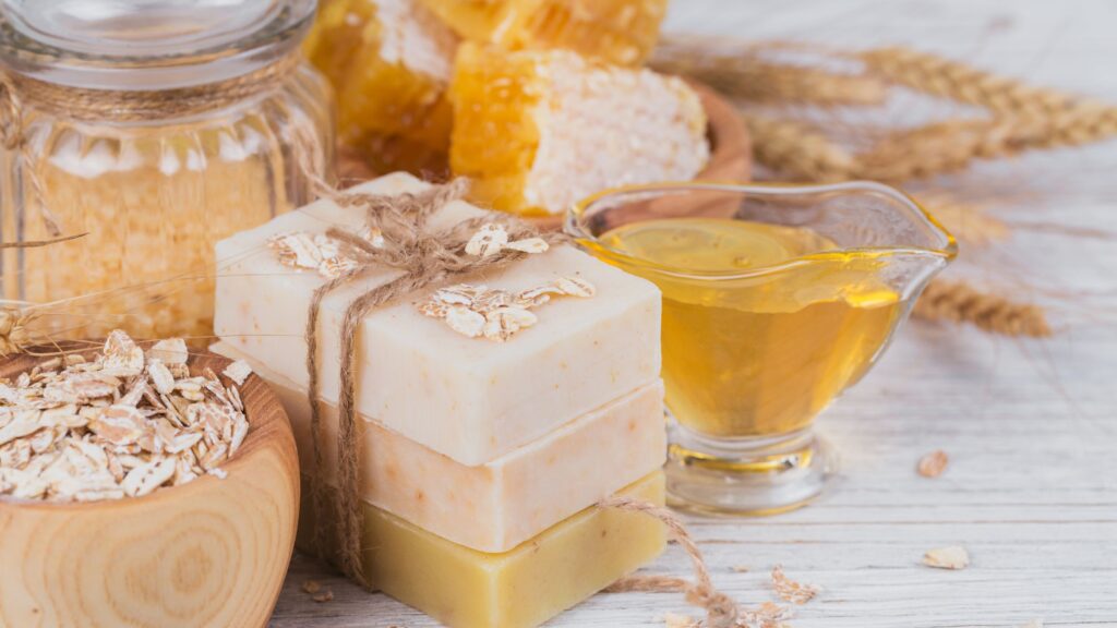 Il miele è molto indicato anche per l’uso quotidiano, sottoforma per esempio di sapone, anche liquido. 