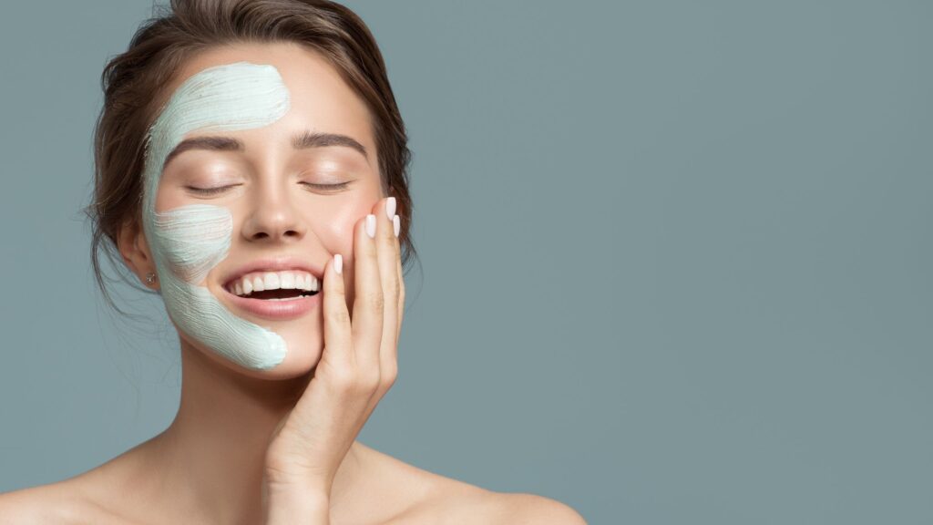 Ricca di vitamina B3, la Maschera giorno idratante anti-aging Dermafutura contribuisce a mantenere l’idratazione della pelle