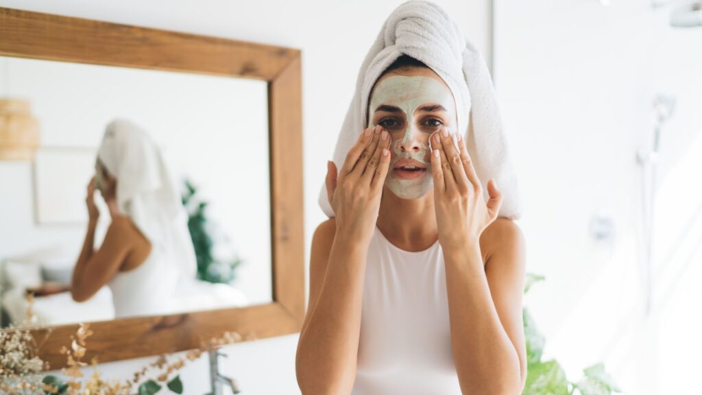 La Maschera giorno idratante anti-aging Dermafutura è appositamente formulata per le pelli che necessitano di un trattamento intensivo, ristrutturante, tonificante.