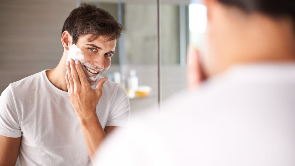 La schiuma da barba è un elemento fondamentale per la cura della pelle maschile, indispensabile per ottenere una rasatura davvero perfetta senza irritare la pelle.