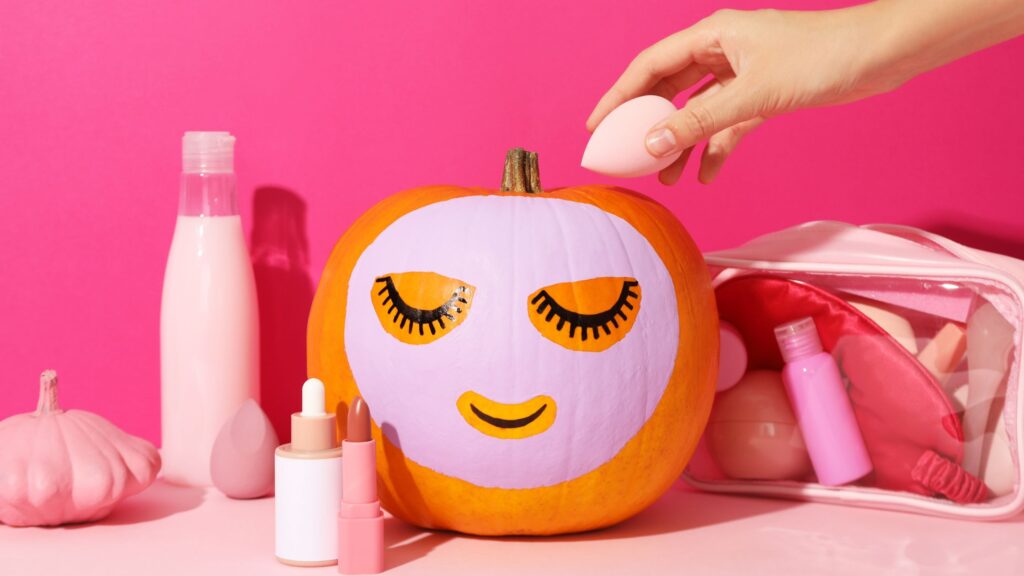 La maschera alla zucca è un'idea creativa per trasformare la notte di Halloween in un rituale di bellezza magico e rigenerante.