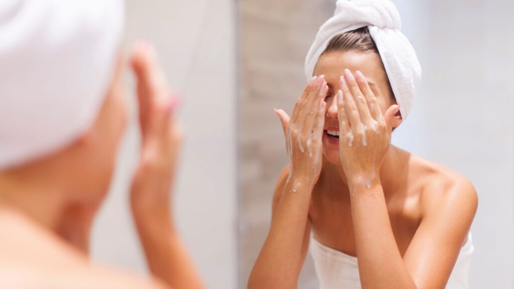 Il Latte detergente Dermafutura, soffice e delicato, pulisce la pelle a fondo senza provocare irritazioni.